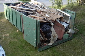 Container full av byggskräp och lite annat. 