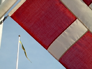 Flaggor vid kyrkan i Skagen